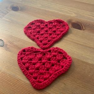 1 set of crochet heart coaster